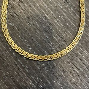Necklace gold tone